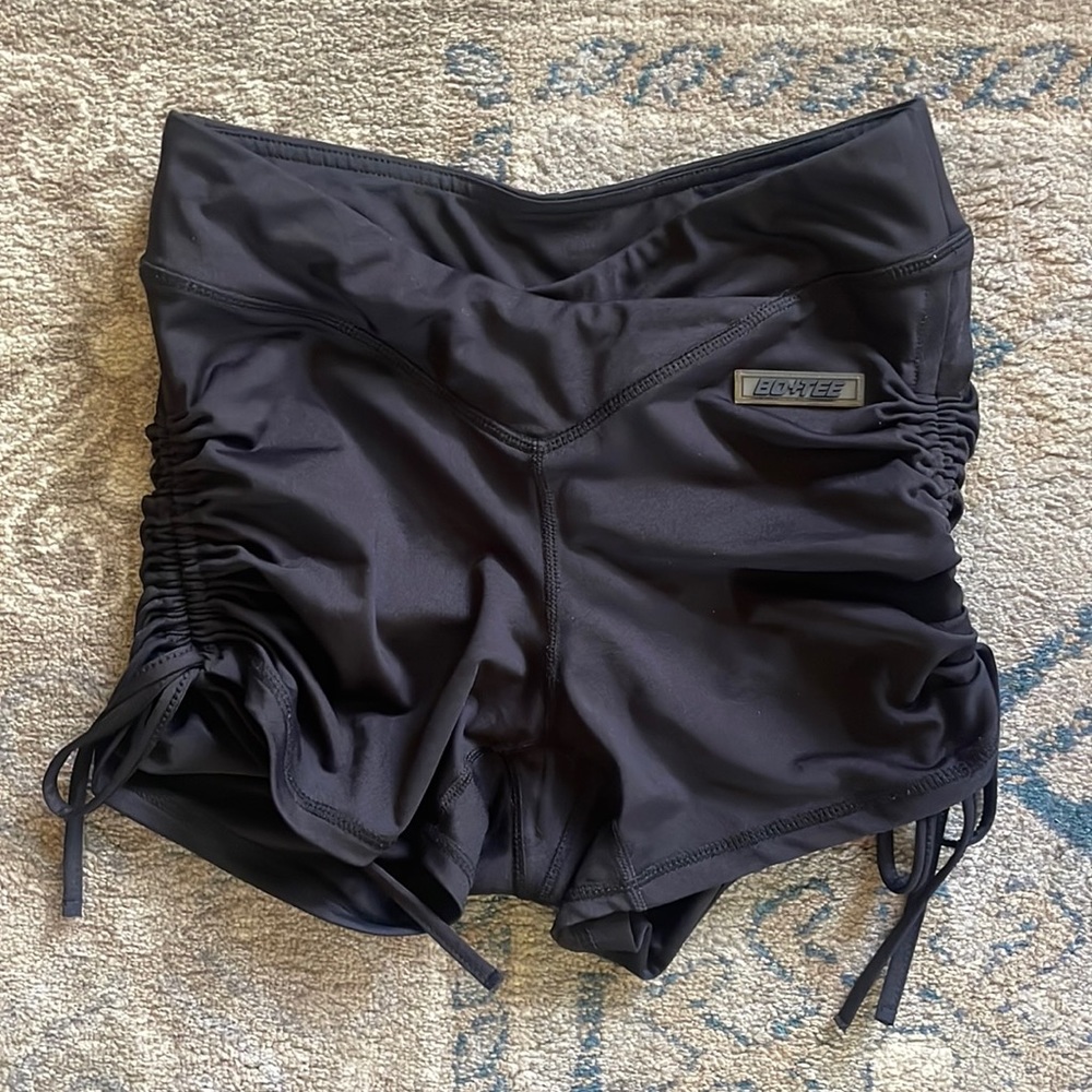 Bo&Tee Black Scrunch Shorts